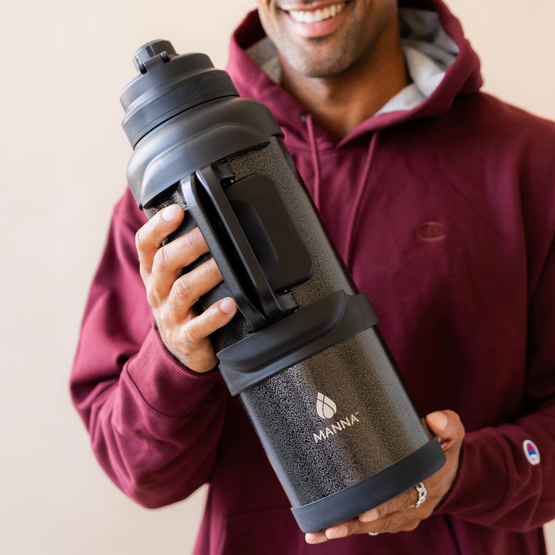 4l-titan-bottle-135-oz-i7 5Manna_Website_Lifestyles-29.jpg